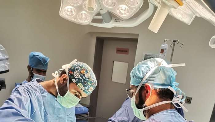 نجاح جراحات العمود الفقري المعقدة في الرستاق يعزز لامركزية الرعاية الصحية